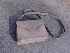 VOI Schultertasche Farbe Taupe