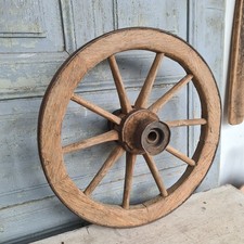 C3067 Massives, altes Wagenrad