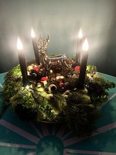 Adventskranz Adventsgesteck schwarz gold Hirsch LED Stabkerzen