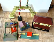 Eisenbahn Blechspielzeug US Zone - Bahnhof Bahnwärterhaus Signalbrücke Uhr etc.