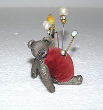 Altes Nadelkissen? Figürliches Nadelkissen - BÄR  mit Nadeln?