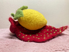 Erdbeer-Zitronen Schnecke – handgefilztes Deko-Unikat nadelgefilzt Waldorf