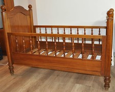 Wunderschönes Kinderbett Gründerzeit Kirsche massiv gedrechselt 60x128 Liegefl