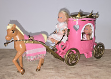 Barbie & Co.: Prinzessin Evi mit Kutsche und Pferd (2 Evi-Puppen)