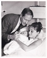 Audrey Hepburn / Ehemann Mel Ferrer und Sohn Sean, Pressefoto, 1960, Großformat