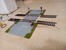 Märklin 7592 Vollautomatischer Bahnübergang mit Märklin 7593 Zusatzgarnitur