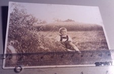 Altes Foto kleiner Junge auf