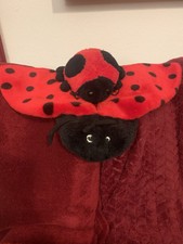 Kissenbezug für ein Kissen auf einem Sofa Marienkäfer. Kuscheltier Marienkäfer