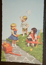 51219 AK Puppen Kinderpuppen mit Handwagen und sitzend im Stuhl auf Wiese 