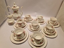 H11-BI ROYAL ALBERT ENGLAND MOSS ROSE TEESERVICE TASSE TELLER KANNE BONE CHINA