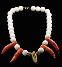 Weiße Koralle mit roten