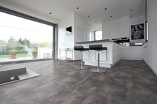 Premium Klebe-Vinyl Designboden – Beton-Optik Dunkel – XXL-Fliese m²/24,99€