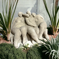 Drei Damen auf einem Sockel -