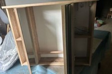 Bad-Hängeschrank mit Spiegeln und Lampe. Gebraucht ohne Spuren