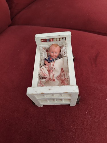 Kleines antikes puppenbett - kleines, mit