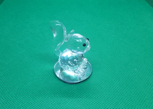 Kleines eichhörnchen aus glas - eichhörnchen,
