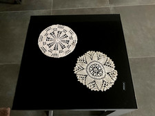 Handarbeit 2 kleine gehäkelte Zier-Deckchen ca. 14 + 15 cm ecru vintage