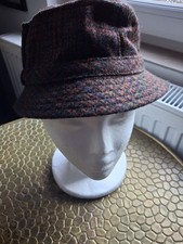 braun+schwarz karierter Hut