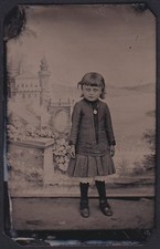 Fotografie Ferrotypie kleines Mädchen im Biedermeierkleid mit Halskette vor ein 