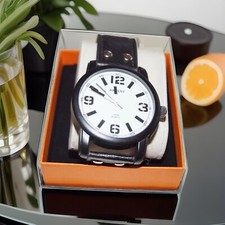 schwarze Uhr von AKZENT - mit Echtlederarmband - Neuwertig