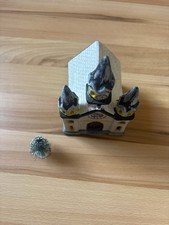 Weihnachtskirche aus Porzellan mit Tannenbaum