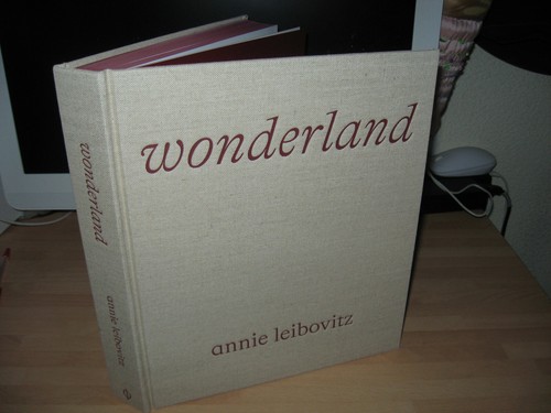 Annie leibovitz signed - leibovitz,