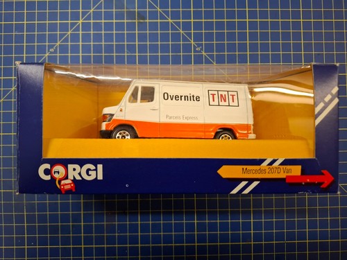Corgi mercedes 207d - 207d, van