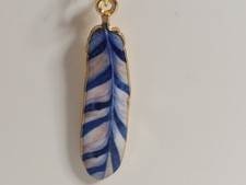 Goldfarbene Ohrhänger Feder