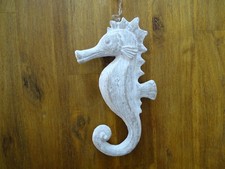 Maritime Seepferdchen Deko – Hängedeko in Holzoptik Weiß für Bad & Wohnzimmer