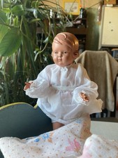 Puppe im Himmelbett -