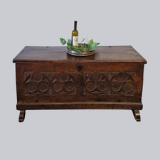 Truhe Holztruhe antik gotisch Eiche Couchtisch Schnitzereien Stauraum ca. 1750