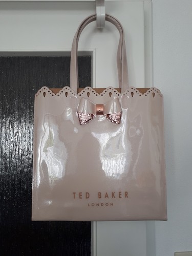 Ted baker scalloped large icon - ted,
