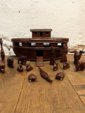 Ein fein handgeschnitztes Holz Mid Century Volkskunst Arche Noah Set