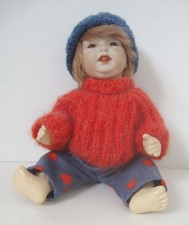 kleine Repro- Künstler-Porzellan-Puppe mit 20-cm-Holzgliederkörper und Kleidung