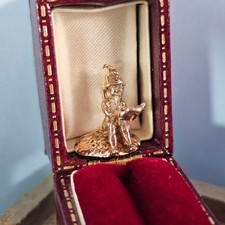 9 kt Gold Elfe am Krötenstall Charm - süßes Märchen - massiver 3D 9k Schmuck