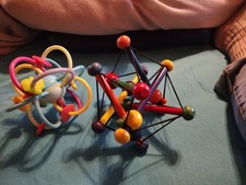 2 Skwish bunt Greifling Motorik Skwish Manhattan Toys: 1 Aus Holz 1 Aus Kunststo