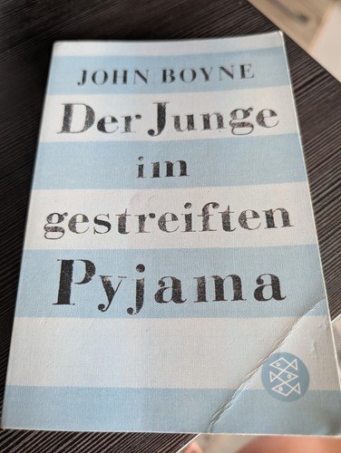 Der junge gestreiften - junge,