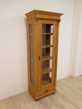 schöne schmale seitlich verglaste Weichholz Vitrine, im Landhausstil "Antik-Lux"