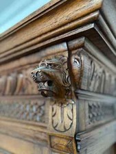 Schrank aus belgischer Eiche mit Löwenkopf-Verzierungen..