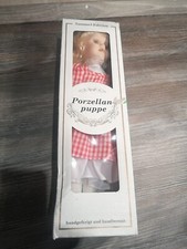 schöne Porzellanpuppe
