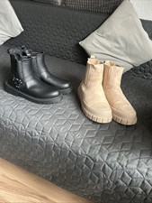 Zwei Paar Boots, Das Schwarze