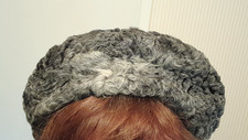 Persianer Fellmütze grau, Kürschnerware, Umfang ca. 61 cm, Durchmesser 26 cm