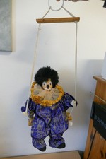 Dekoration Deko Figur Clown auf Schaukel Harlekin zum aufhängen Porzellankopf 1