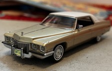 1972 Cadillac Coupe DeVille NEO Scale Models 1:43 Gold Mit Fahrerfigur