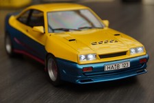 OPEL MANTA MANTA MATTIG GELB/BLAU MIT LED-BELEUCHTUNG(XENON), 1:18, MCG
