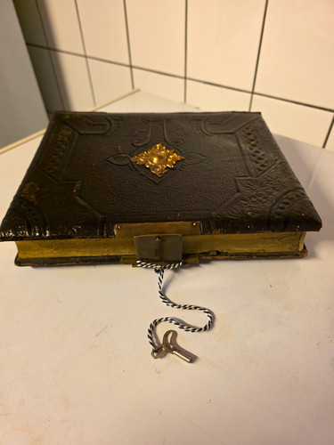 Antikes fotoalbum aus leder - aus,