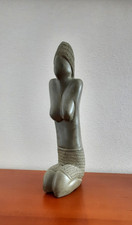 Figur aus Speckstein, knieende Frau, grün-grau