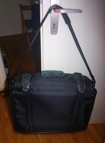 Schwarzer koffer mit - schwarzer,