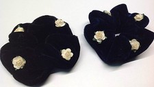 2 x Samt-Haargummi Zopfband schwarz oder blau mit Rosen Creme-farben Scrunchie