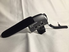 Sennheiser MKE 400 Richtmikrofon mit Schaumstoffwindschutz